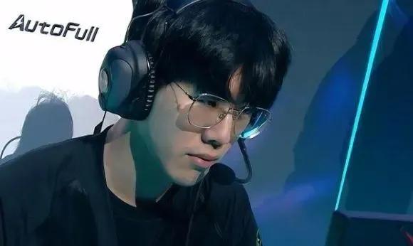 他不仅在比 他不仅在比